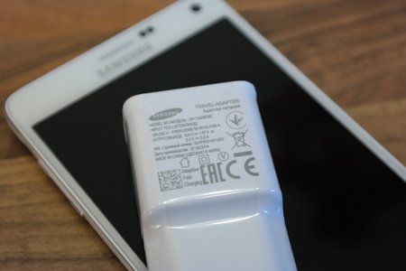 Samsung_Galaxy-Note4_Unboxing_charger.jpg