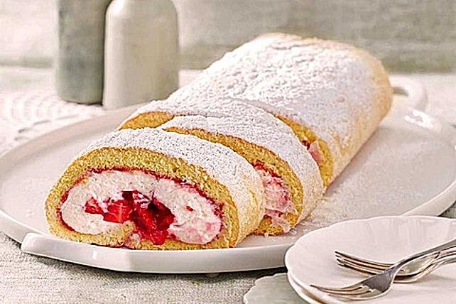 biskuitrolle-mit-erdbeerfuellung.jpg