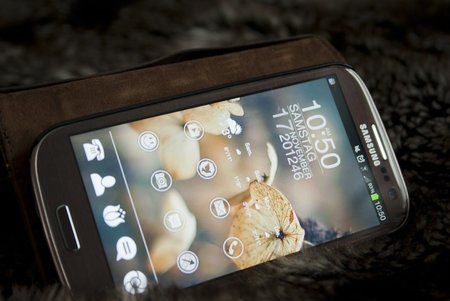 Galaxy_S3_amber_brown_2.jpg