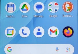 2024-02-04 Homescreen of mobilephone Mi A1 with 'Favorites tray', as I was used to on my Mi A1...jpg