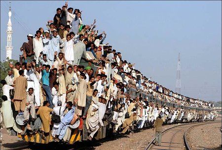 Funny-India-Too-Crowded-4.jpg