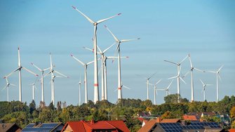 30145651-windraeder-hinter-haeusern-mit-solaranlagen-Ufe.jpg