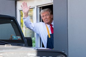 75767136007-trump-at-mcdonalds-dh-001.jpg