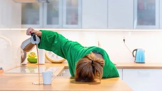 frau-muede-kaffee-Quelle-lenaivanova2311-AdobeStock_229537278_809x455-809x455.jpg
