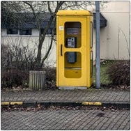 deutschland-im-quadrat-gelbe-telefonzelle-77aca62c-a9d2-4216-acda-1d4a6c8a2b8f.jpg