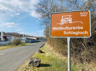 Humorvolles_Strassenschild_in_laendlicher_Umgebung.jpg