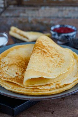 pfannkuchen-mit-beeren-im-hintergrund-1.jpg