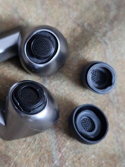 galaxy-buds-3-pro-left-eartip-broke-off-v0-nv2fnlsqitdd1.jpg