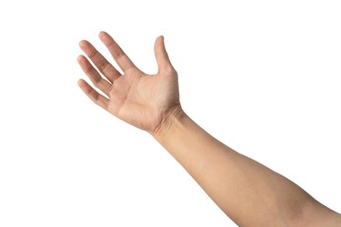 3115079-asiatische-dame-schone-leere-hand-isoliert-auf-weissem-hintergrund-kostenlos-foto.jpg