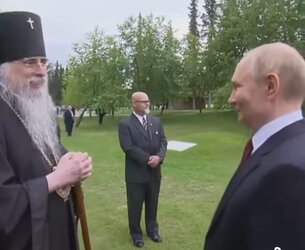 Putin beim Besuch in Alaska, Orthodoxer Bischof.jpg