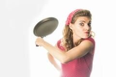 hoffnungslose-hausfrau-die-mit-einer-bratpfanne-droht-76855066.jpg
