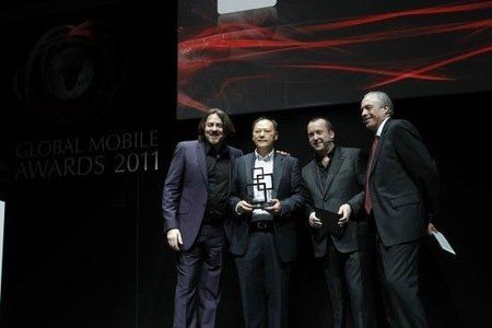 Peter-Chou-HTC-CEO-accepting-the-GSMA-Global-Mobile-Award-for-device-manufacturer-of-the-year-55.jp
