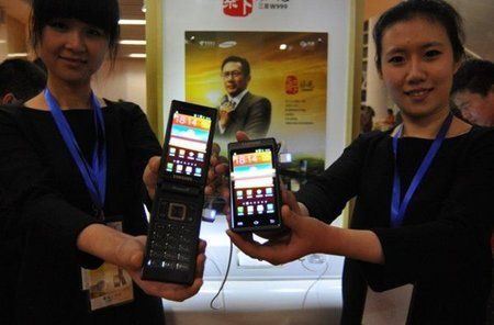 600x394xsamsung-android-flip-phone.png.pagespeed.ic.hEknHd9fae.jpg