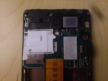 mainboard mit fehlender Schraube.jpg