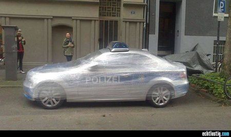 polizeiwagen-in-frischhaltefolie-einwickeln.jpg