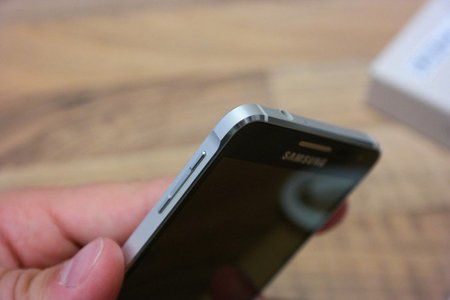 716x477xSamsung_Galaxy_Alpha_Unboxing-11-716x477.jpg.pagespeed.ic.7hZSmNjpo0.jpg