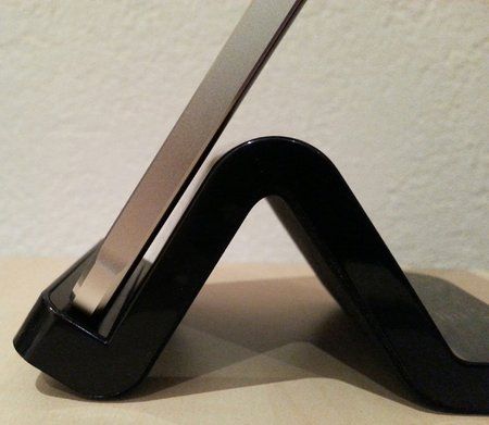 Galaxy Alpha in mumbi Dock.jpg
