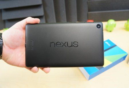 new-nexus-7-holding1.jpg