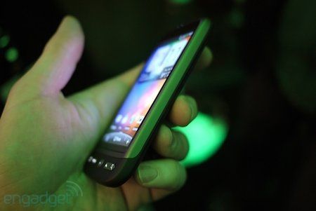 htcdesirehands3.jpg htcdesirehands3.jpg