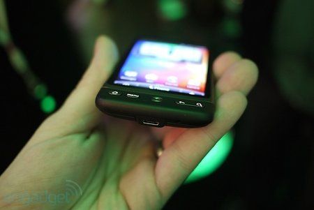 htcdesirehands4.jpg htcdesirehands4.jpg