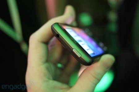htcdesirehands5.jpg htcdesirehands5.jpg