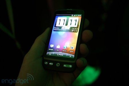 htcdesirehands6.jpg htcdesirehands6.jpg