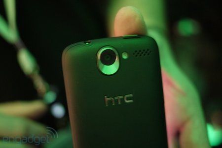 htcdesirehands16.jpg htcdesirehands16.jpg