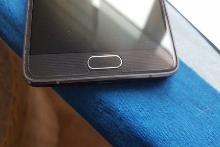 Galaxy Note 4 schwarz Delle unten.jpg