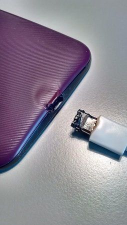 Wasserschaden_Ladekabel_geschmolzen_2.jpg Wasserschaden_Ladekabel_geschmolzen_2.jpg
