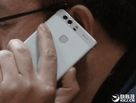 Huawei-president-plays-with-a-dual-camera-phone-that-could-possibly-be-the-Huawei-P9.jpg.png