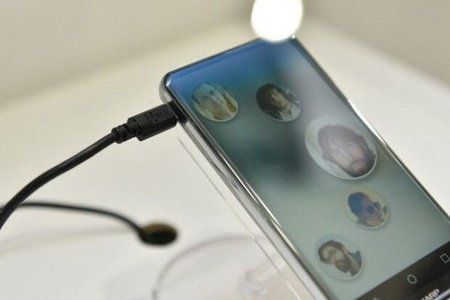 The-Sharp-Corner-R-is-a-concept-phone-with-a-bezel-less-curved-edge-display-2.jpg