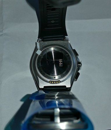 Uhr_mit defekten unteren Armband.jpg