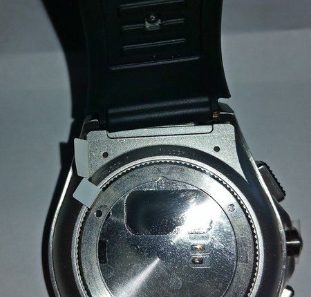 Uhr mit defekten unteren Armband.jpg