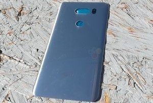 Photos-of-LG-V30-back-cove 3.jpg