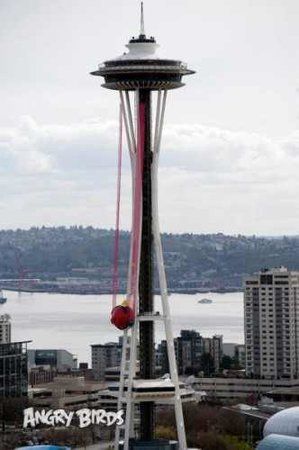 supersized-slingshot-in-seattle-for-launch-of-angry-birds-space-332x500.jpg