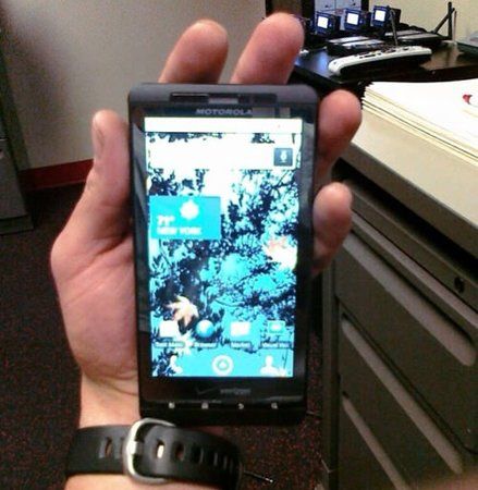 Motorola-Droid-Shadow-Found-In-Gym.jpg