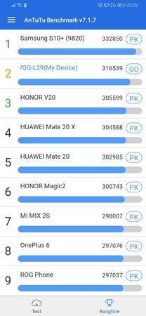 Screenshot_20190413_230928_com.antutu.ABenchMark.jpg