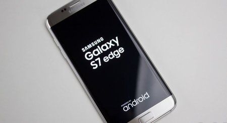 Galaxy-S7-Edge-booting-up.jpg