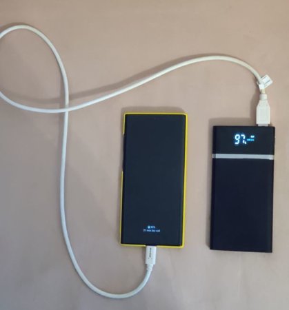 Note 10+ mit PowerBank über USB-A auf USB-C-Kabel laden .JPG
