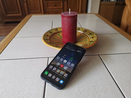 Huawei-P40-Lite_10_schwarzes-Cover.jpg