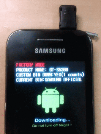 USB-Downloadmode-Stecker_am_GT-S5360.gif