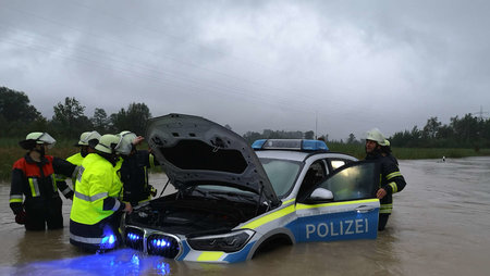 21905983-polizeifahrzeug-versinkt-auf-ueberfluteter-strasse-b2-zwischen-murnau-und-ohlstadt-2u...jpg
