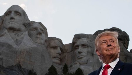 Trump am Mount Rushmore.jpg