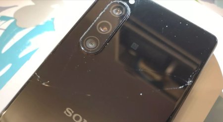 Xperia5-broken-back-glass.jpg