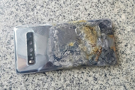 samsung-denies-new-galaxy-phone-burnt-from-malfunctioning__270233_.jpg