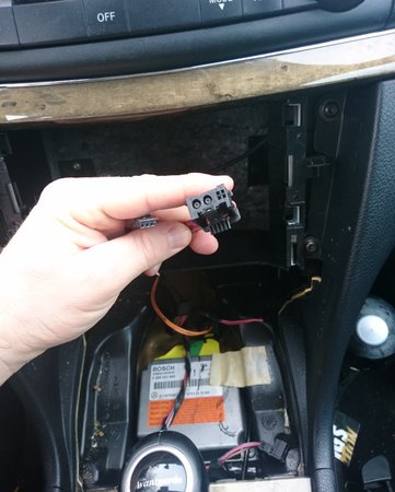 nur diese 2 Kabel kommen ins navi comand.JPG