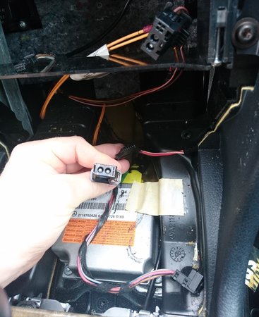 kabel zum cd Wechsler unter navi comand.JPG