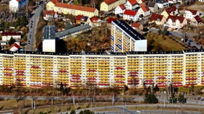 Die-Plattenbauten-als-Hinterlassenschaften-der-DDR-Zeit-wie-die-Chinesische-Mauer-in-Jena-Lobe...jpg