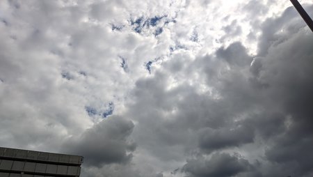 21-07-15_Nach-Tagen-des-Regens-spitzt-etwas-blau-durch-die-Wolken_13.jpg