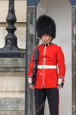 26632549-london-großbritannien-circa-juni-2012-eine-königliche-wache-vor-dem-buckingham-palace...jpg
